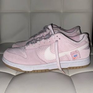 Light pink women's dunk low 'teddy bear' nikes